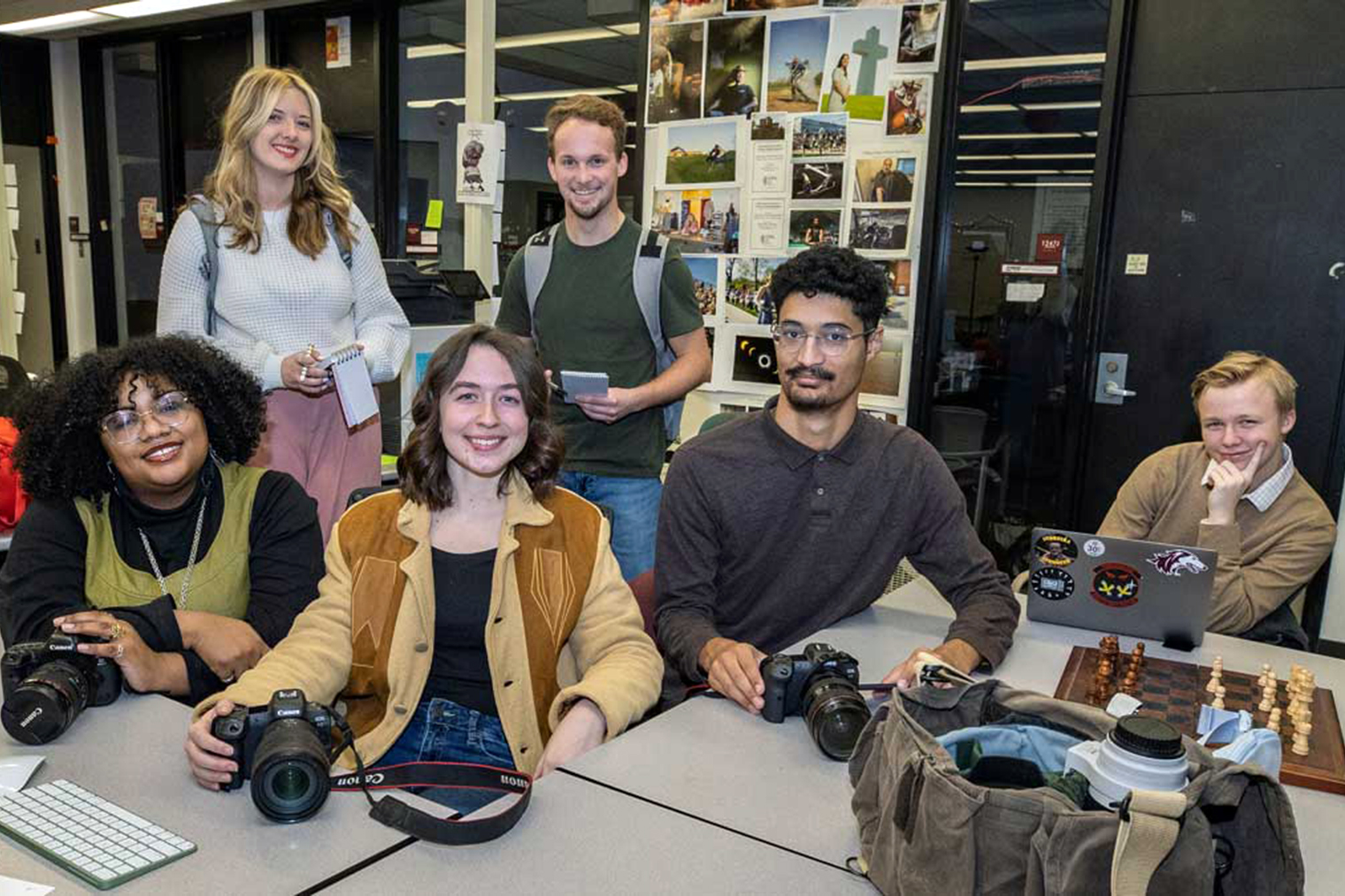 SOJA students posing at Daily Egyptian newsroom.