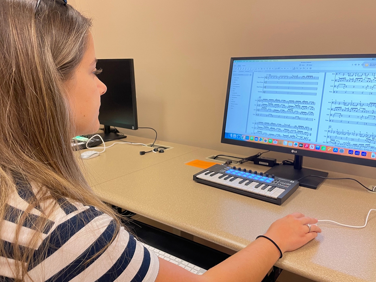 student using keyboard